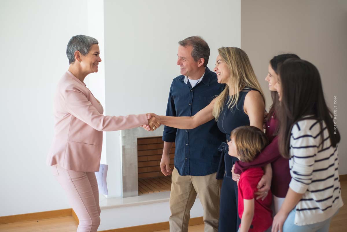 besichtigung-besichtigungstermin-familie-einfamilienhaus-vorbereitung-checklist-immobilienmakler-empfang