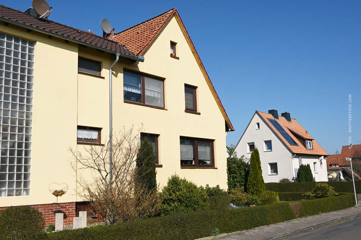 haus-immobilie-baujahr-mängel-1960-dach-straße-nachabrschaft-beton-reparatur-mehrfamilienhaus