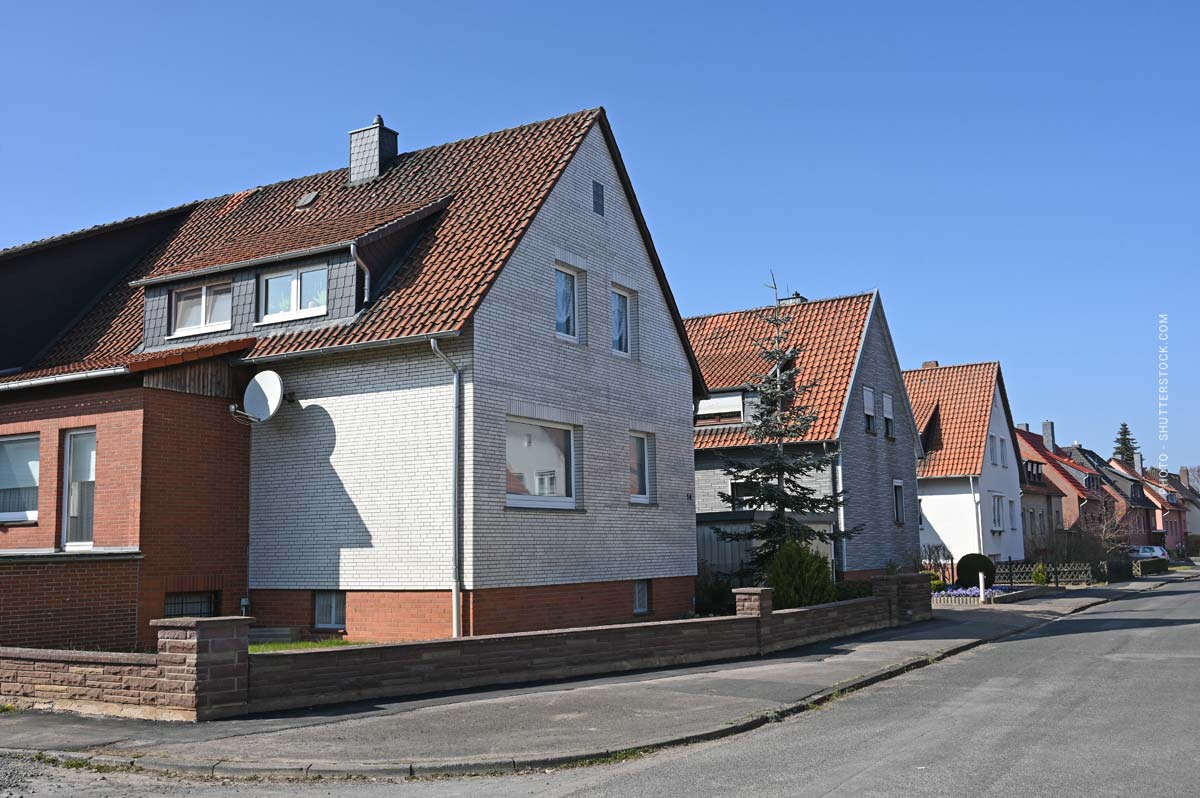 haus-immobilie-baujahr-mängel-1960-dach-straße-nachabrschaft-beton-reparatur