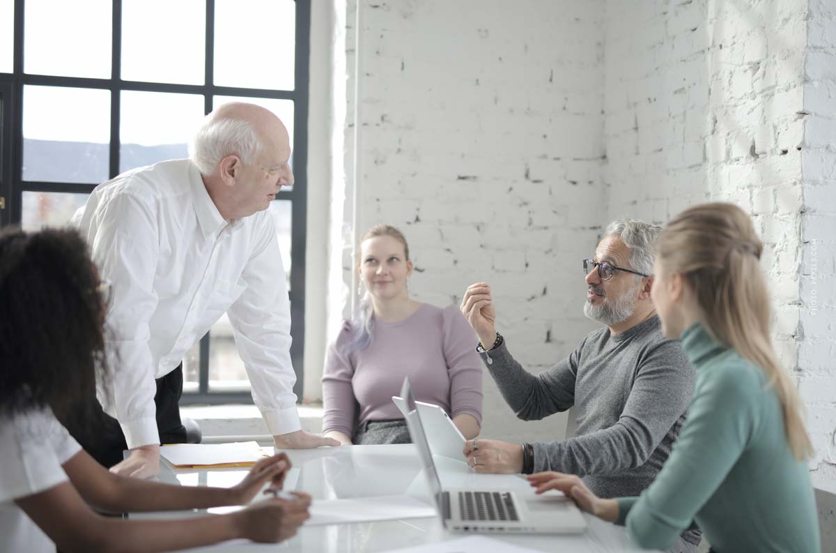 lernen-bildung-interaktiv-workshop-unternehmer-weiterbildung-reden-gruppe-kurs