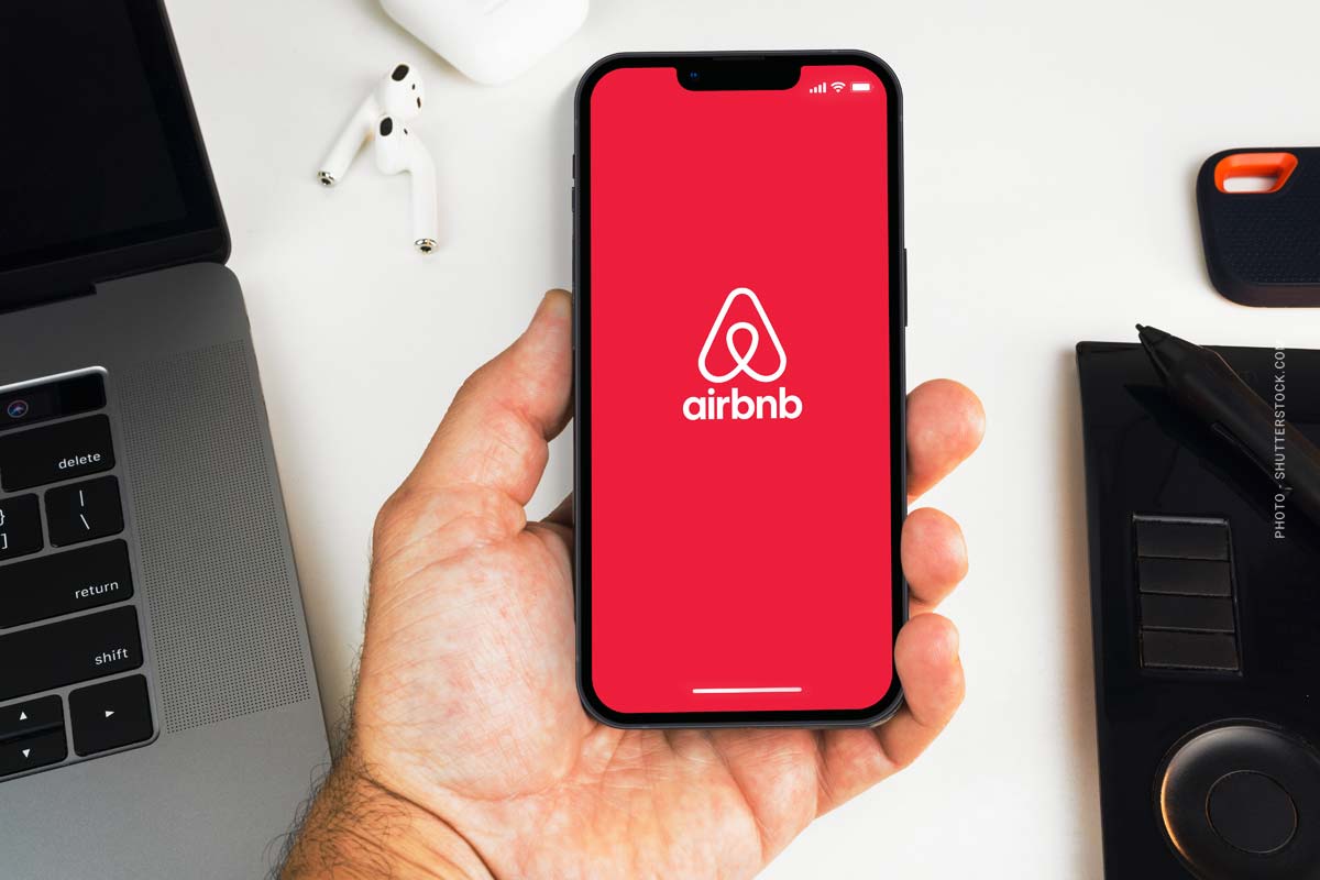 airbnb-mann-hand-app-business-smartphone-handy