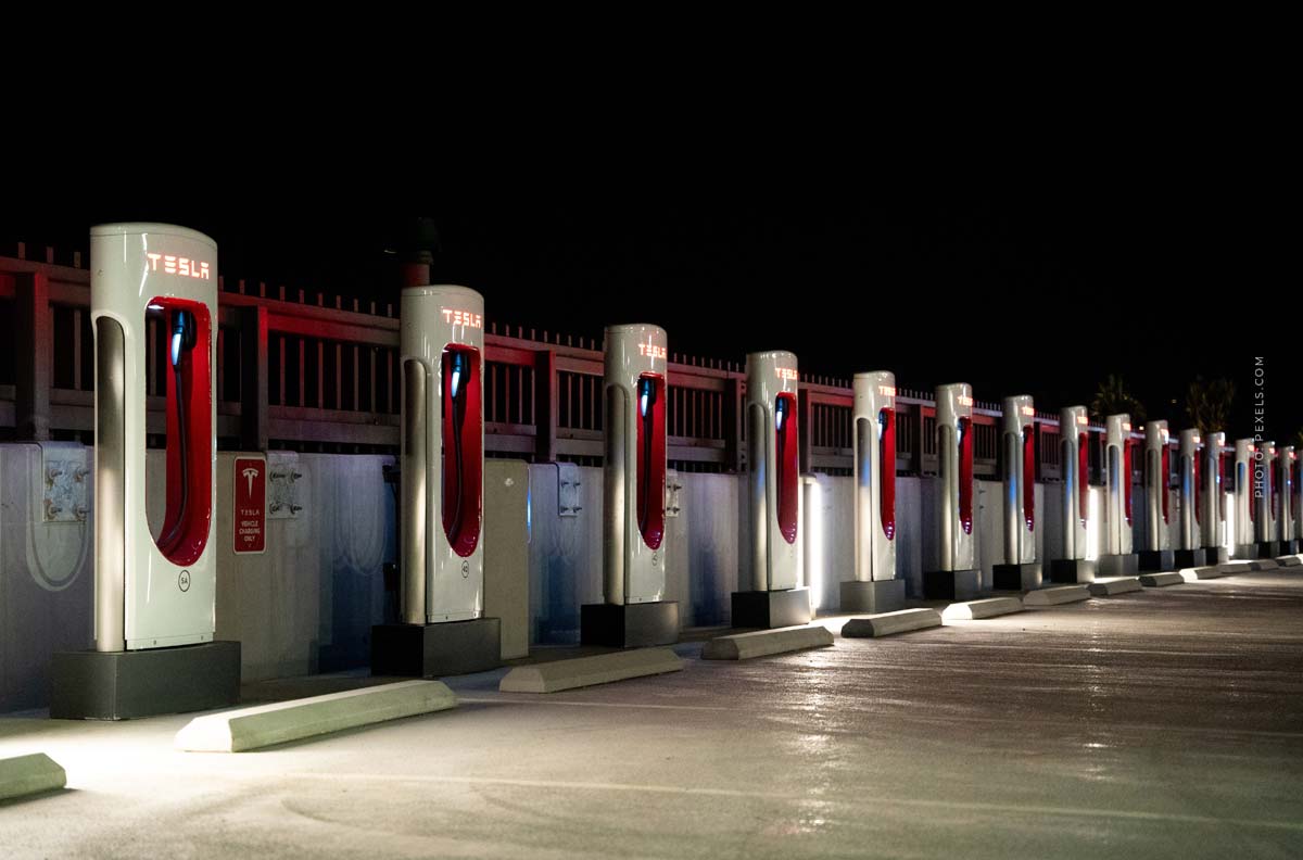 e-ladeinfrastruktur-parkplatz-autobahn-bei-nacht-tesla-mega-park-berlin