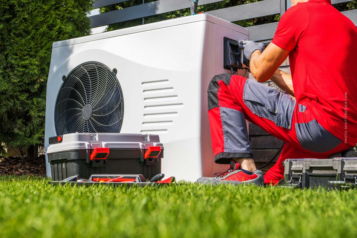 waermepumpe-handwerker-fachmann-stellt-geraet-ein-energieverbrauch-stromverbrauch-minimieren