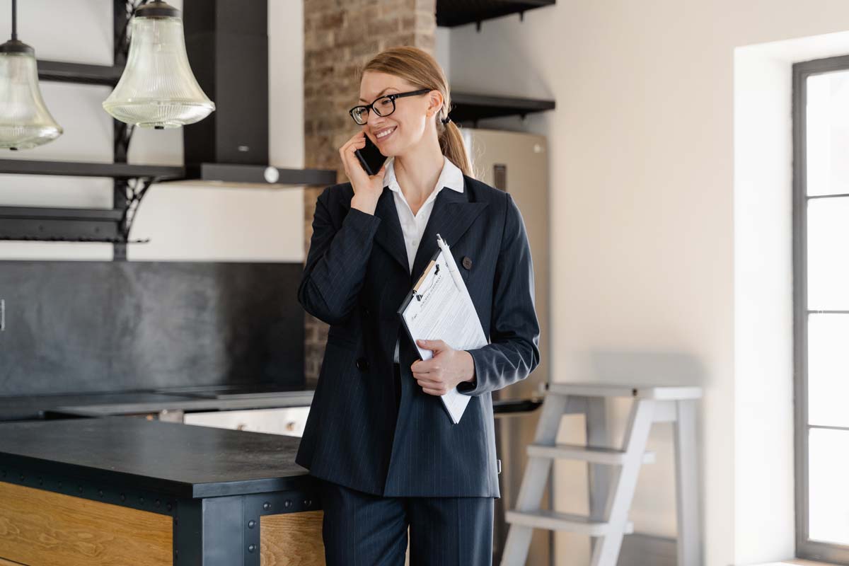 airbnb-vermieten-geld-verdienen-loft-munchen-verwaltung-verwalterin-telefon-kommunikation-gaste