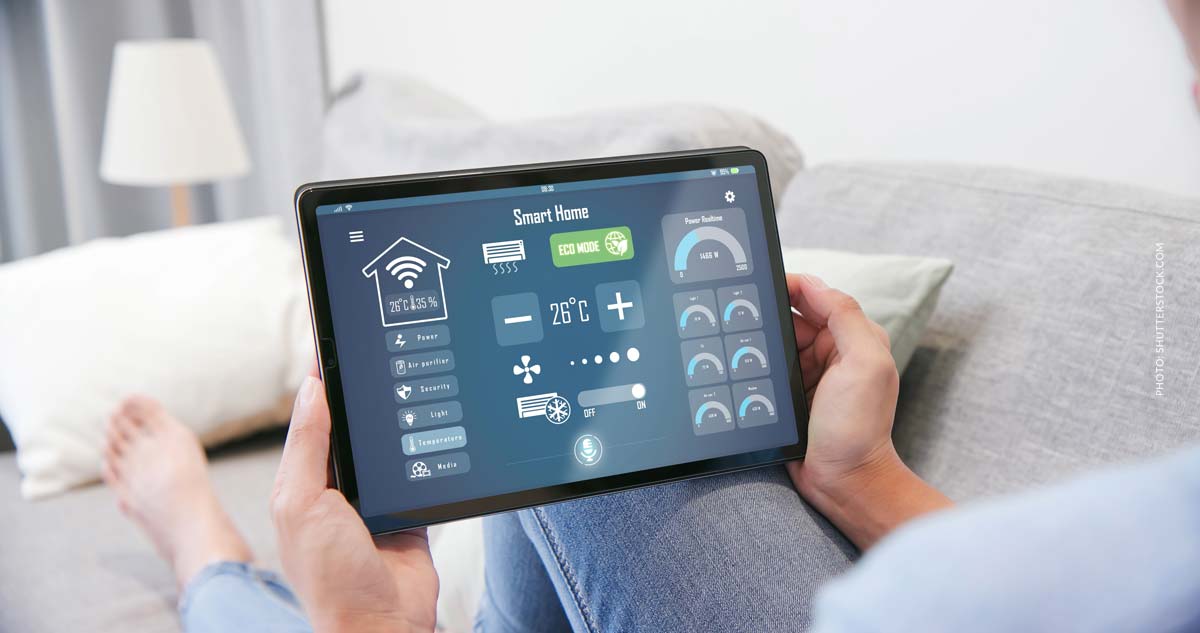 ki-immobilien-energie-effizienz-wohnanlagen-mehrfamilienhaus-geld-sparen-neue-technologie-tablet